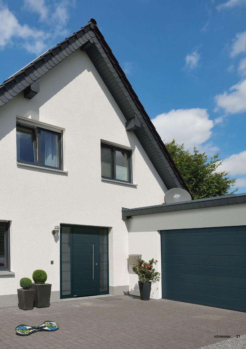 Dvere Hormann - Antracitové domové dvere s frézovanými prúžkami a čírym sklom, moderná biela fasáda, antracitová strecha a okná.